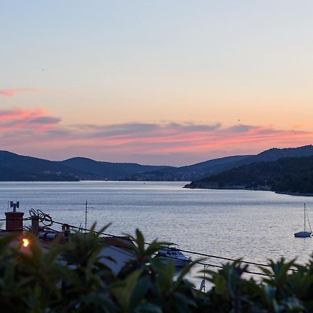Nela & Sara - 2 Apartments With Heated Swimming Pool Seget Vranjica Bagian luar foto
