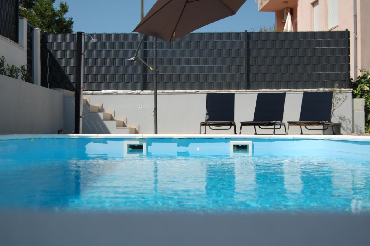 Nela & Sara - 2 Apartments With Heated Swimming Pool Seget Vranjica Bagian luar foto