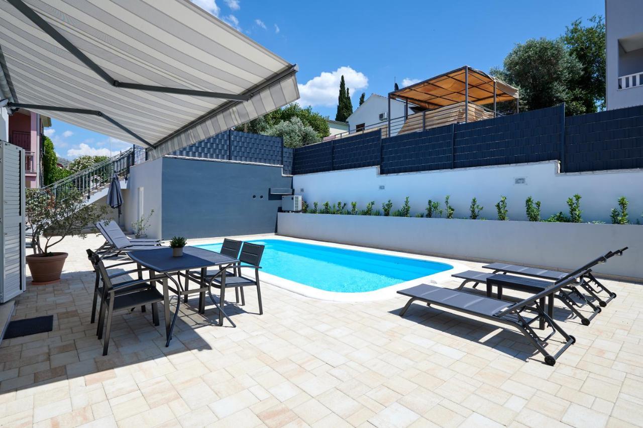 Nela & Sara - 2 Apartments With Heated Swimming Pool Seget Vranjica Bagian luar foto