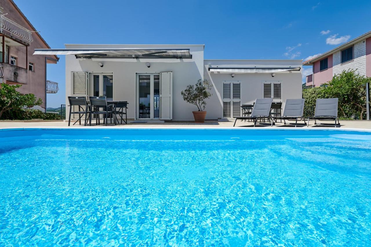 Nela & Sara - 2 Apartments With Heated Swimming Pool Seget Vranjica Bagian luar foto