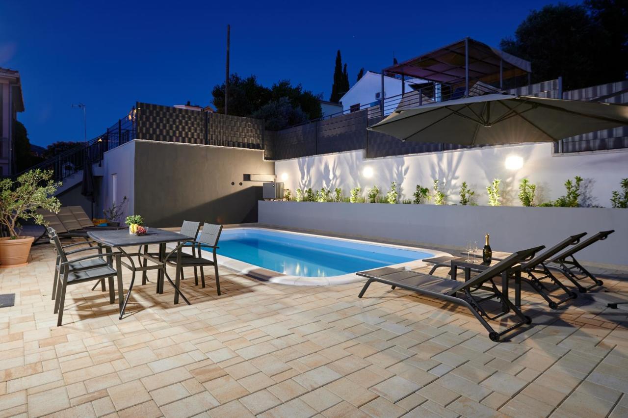 Nela & Sara - 2 Apartments With Heated Swimming Pool Seget Vranjica Bagian luar foto