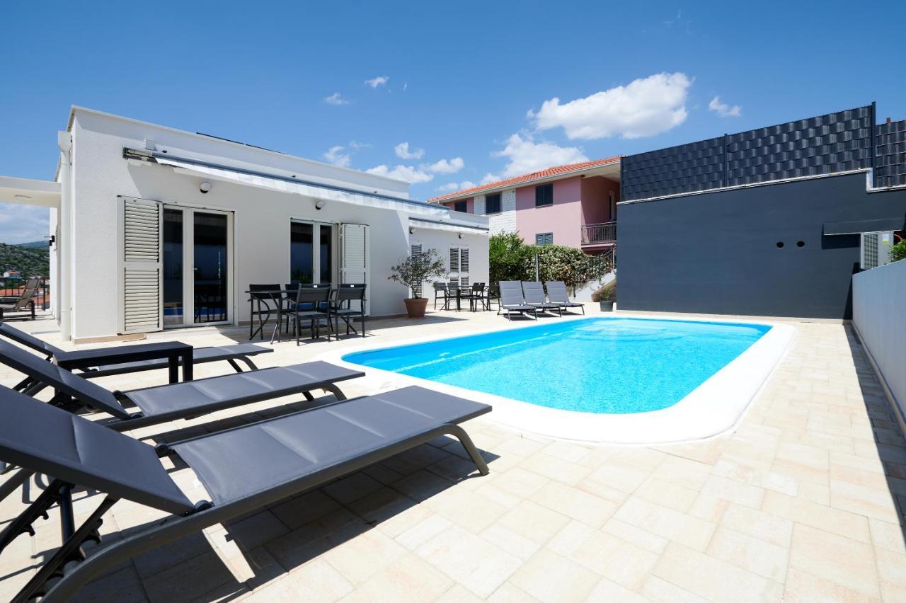 Nela & Sara - 2 Apartments With Heated Swimming Pool Seget Vranjica Bagian luar foto