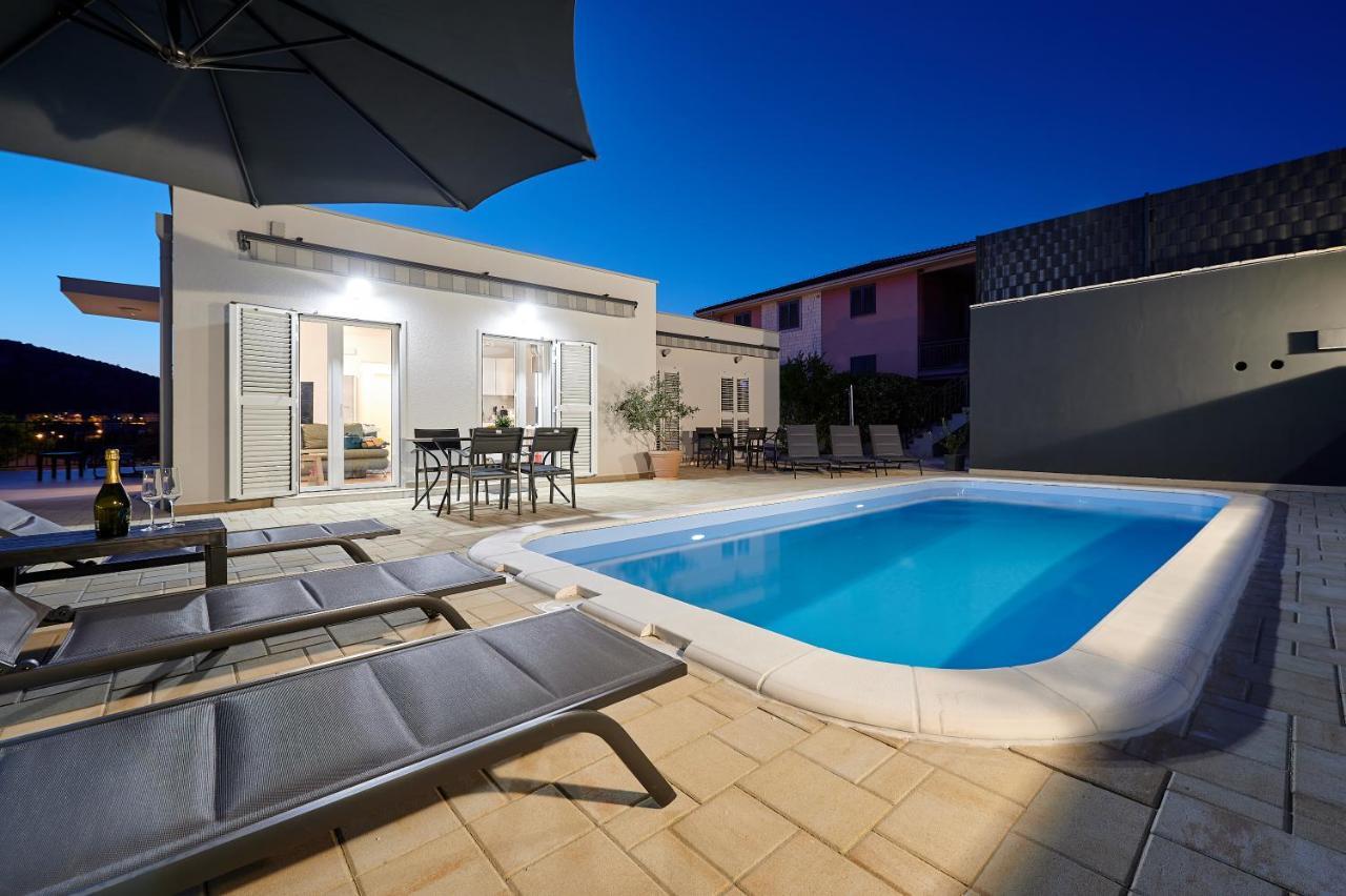 Nela & Sara - 2 Apartments With Heated Swimming Pool Seget Vranjica Bagian luar foto