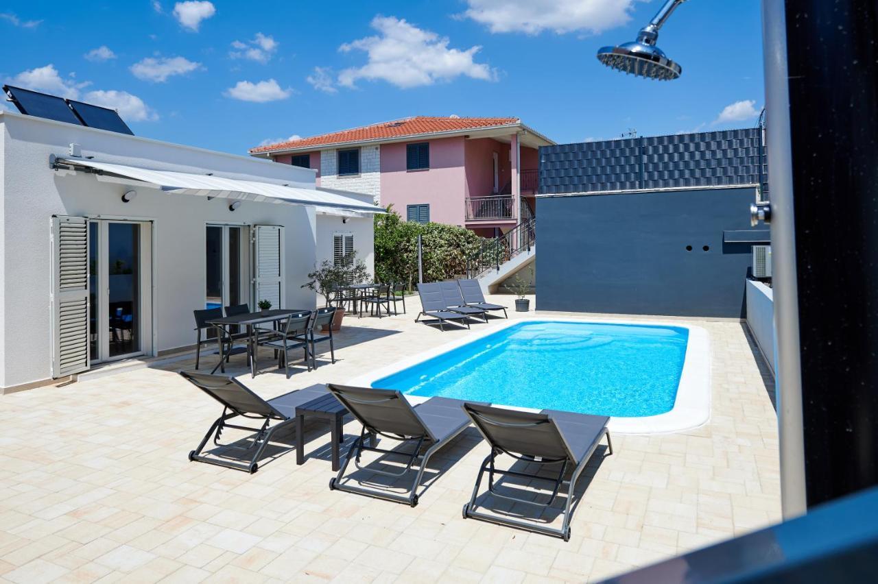 Nela & Sara - 2 Apartments With Heated Swimming Pool Seget Vranjica Bagian luar foto