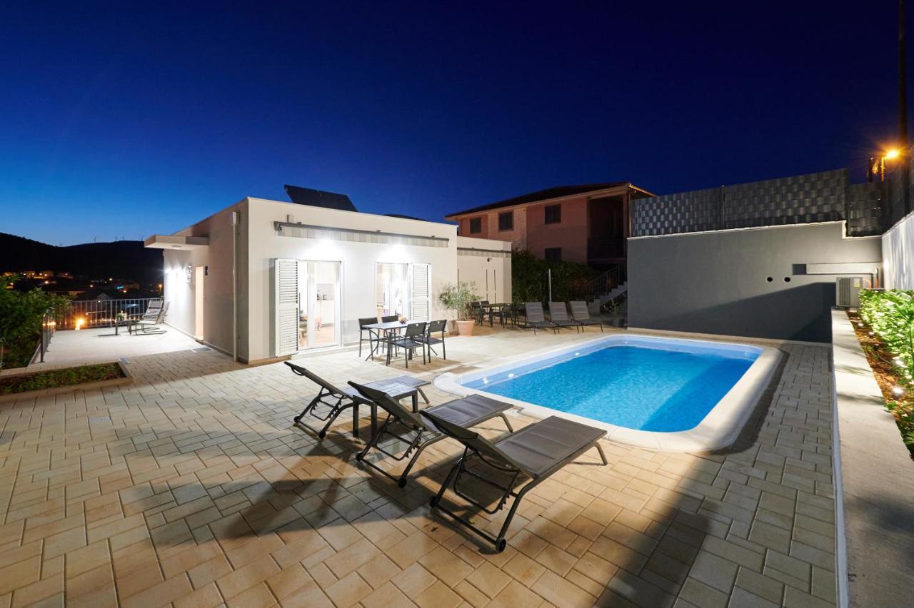 Nela & Sara - 2 Apartments With Heated Swimming Pool Seget Vranjica Bagian luar foto