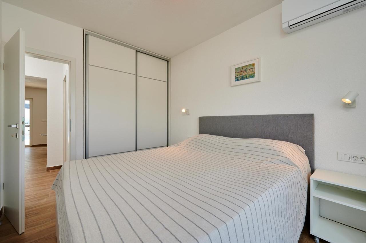 Nela & Sara - 2 Apartments With Heated Swimming Pool Seget Vranjica Bagian luar foto