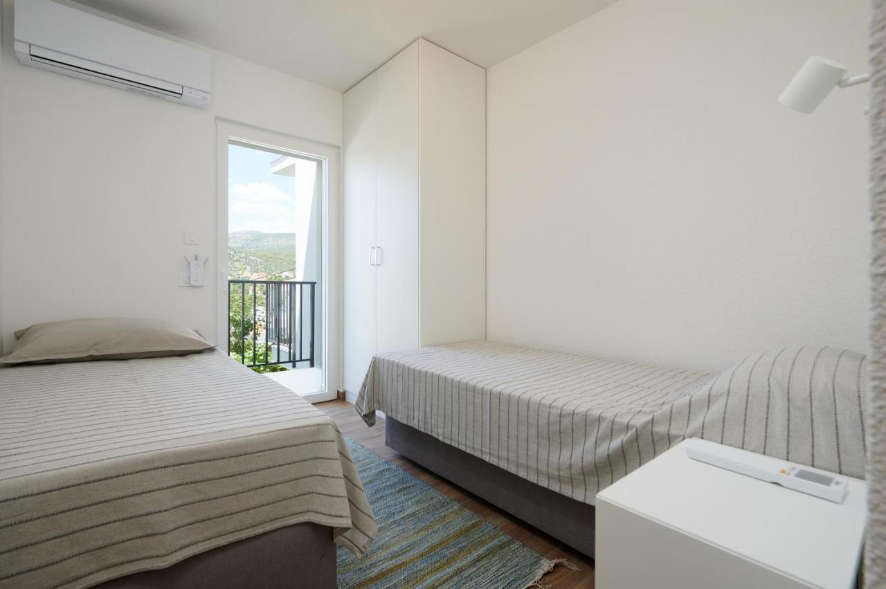 Nela & Sara - 2 Apartments With Heated Swimming Pool Seget Vranjica Bagian luar foto