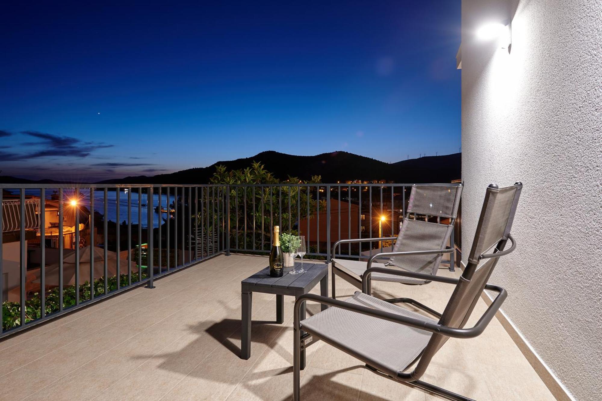 Nela & Sara - 2 Apartments With Heated Swimming Pool Seget Vranjica Bagian luar foto